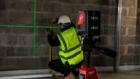 Nivela laser cu 2 planuri cu fascicul verde, cu baterii alcaline - Milwaukee CLL-C