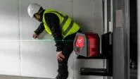 Nivela laser cu 2 planuri cu fascicul verde, cu baterii alcaline - Milwaukee CLL-C