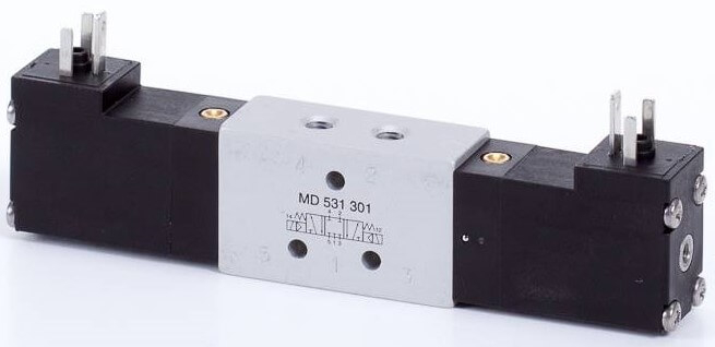 Distribuitor 5/3 electric, centru exhaustat, tip MD