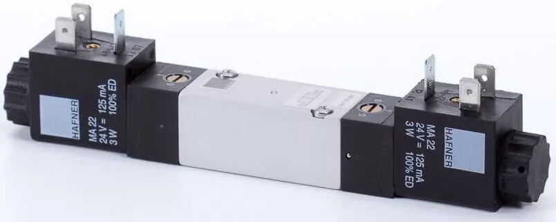 Distribuitor 5/3 electric, montaj pe placa, centru presurizat, porturi placa, tip MH